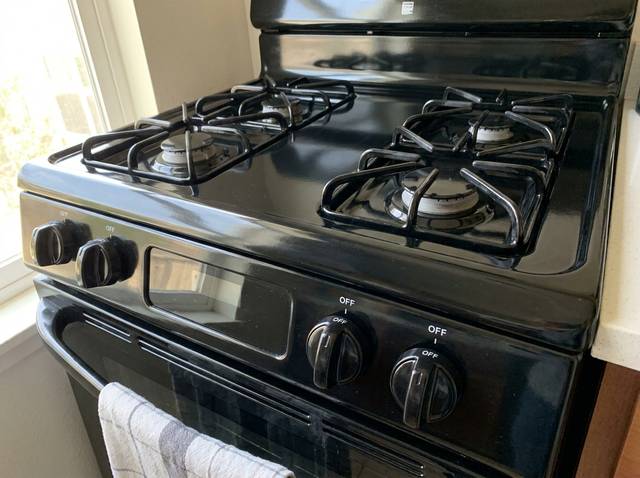Stove knobs and oven OFF, oven light off